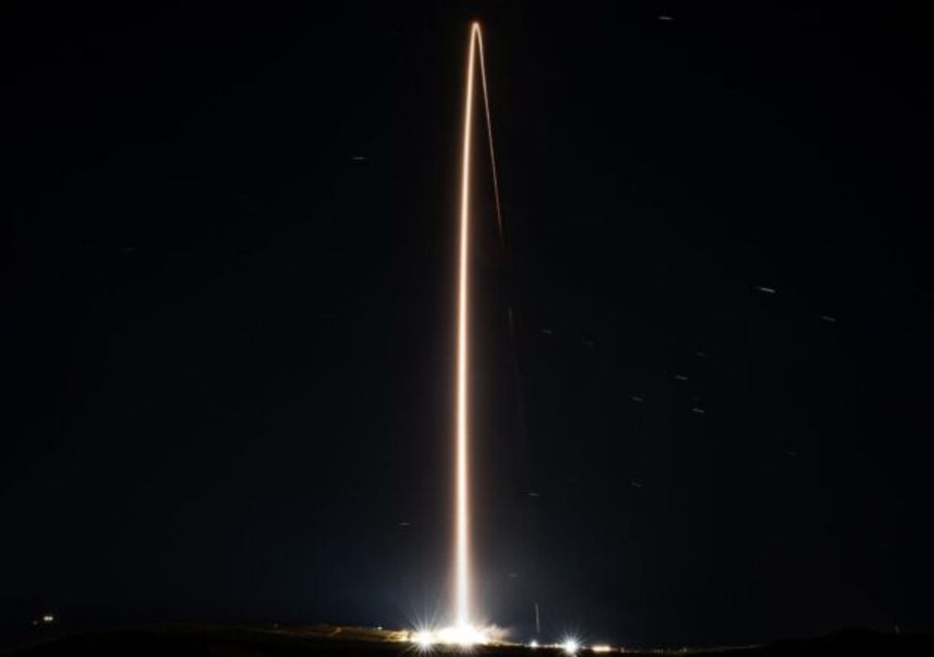 Starlink SpaceX Musk satélites basura chatarra espacial Lanzamiento de 25 satélites Starlink desde California el 17 de marzo de 2026. Tras este lanzamiento, ya hay más de 10 000 satélites Starlink orbitando la Tierra. Crédito: SpaceX vía X.