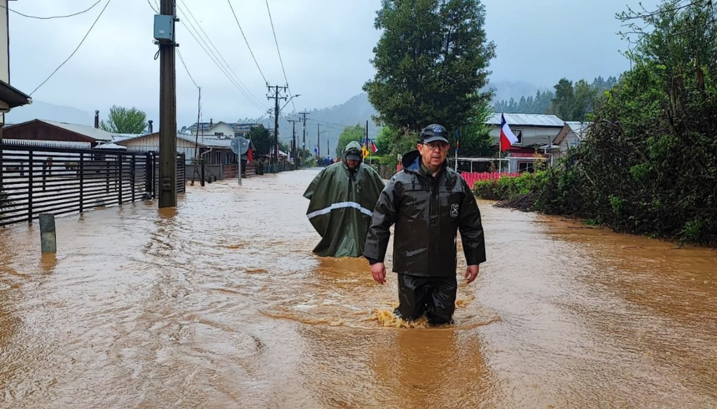 Calles anegadas y viviendas afectadas por las intensas lluvias y desbordes de cursos de agua registrados durante el temporal en el sur de Chile. Créditos. Carabineros de Chile.