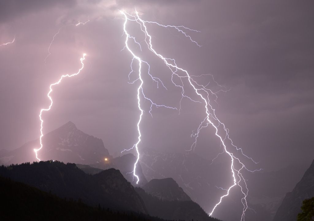 Las tormentas serán muy fuertes en las próximas horas en la vertiente cantábrica peninsular.