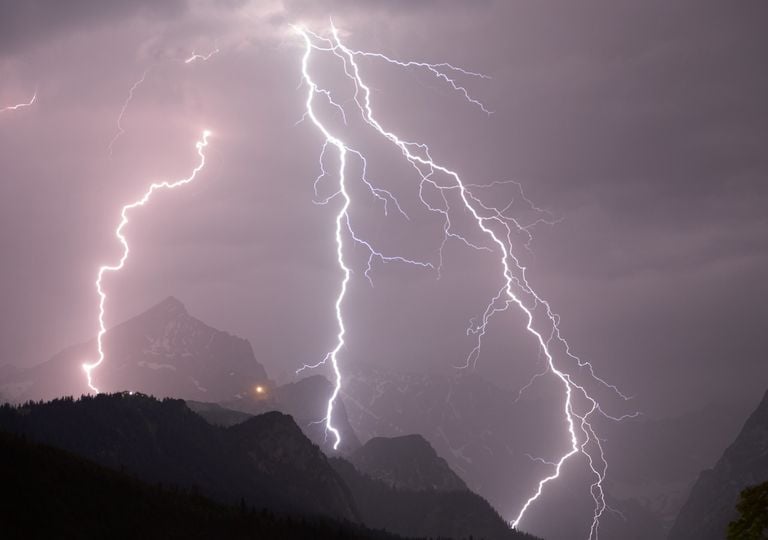 M&aacute;s de 30 l/m2: las tormentas fuertes afectar&aacute;n al noroeste e interior este peninsular a partir de las 15 horas