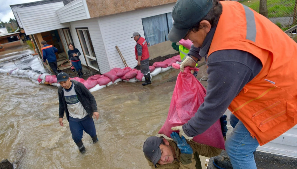 Vecinos y equipos de emergencia instalan sacos de arena para proteger viviendas ante las inundaciones, destacando la importancia de la prevención frente a lluvias intensas. Vecinos y equipos de emergencia instalan sacos de arena para proteger viviendas ante las inundaciones, destacando la importancia de la prevención frente a lluvias intensas.