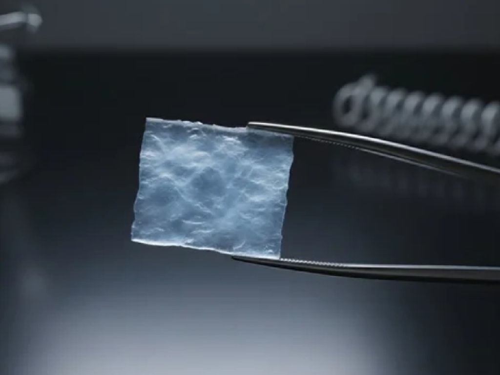 Material moldeable, prácticamente transparente y de alta resistencia.