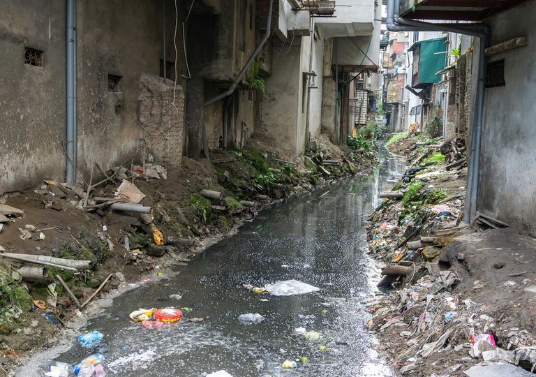 Canal contaminado; aguas negras Canal contaminado; aguas negras