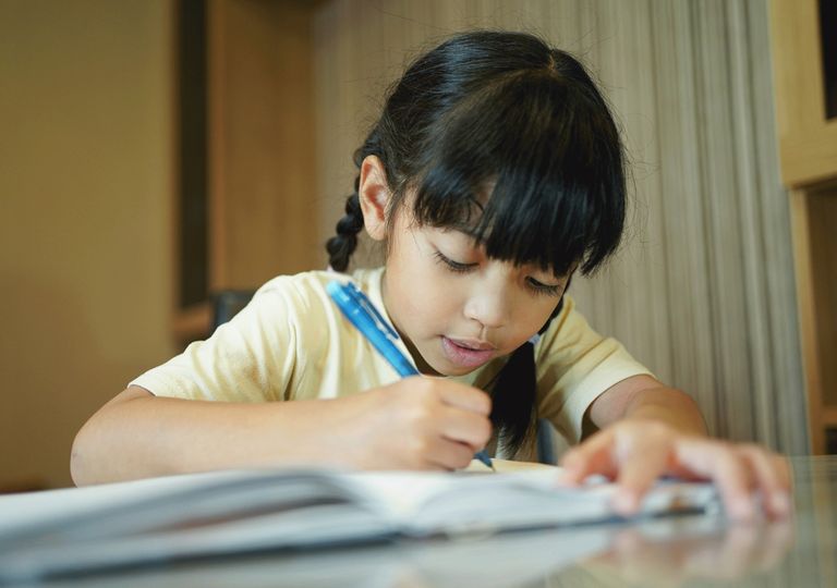 niño escribiendo mano