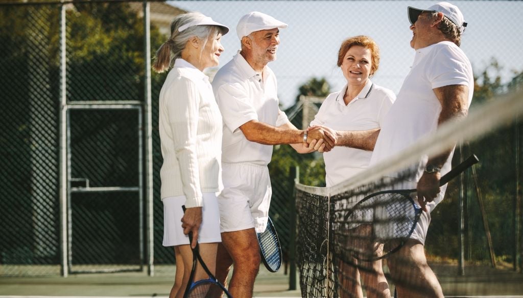 El tenis implica interacción, competencia amistosa y rutina compartida.