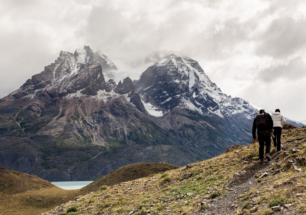 personas caminando en las cercanías de Torres del Paine