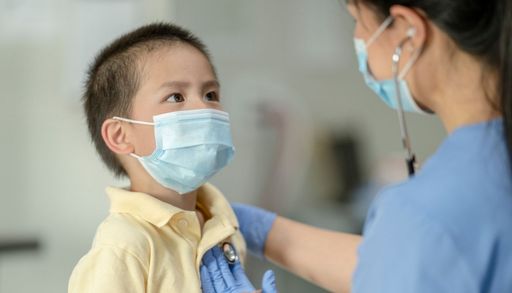 Mascarillas vuelven a las urgencias en Chile tras aumento de virus respiratorios y baja vacunaci&oacute;n infantil