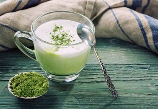 Matcha: quais são os reais benefícios deste popular chá verde para a saúde?
