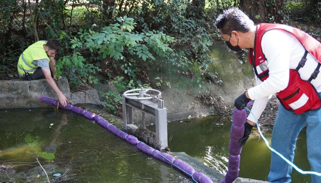 noticia; CDMX; reciclaje; Matter of Trust Durante la instalación de filtros de agua en el Bosque de Chapultepec junto a voluntarios de Mapfre. Imagen cortesía de Mattia Carenini / Matter of Trust Latam.