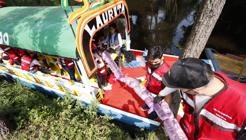 noticia; Mexico; Matter of Trust; Mapfre; reciclaje; contaminacion Instalación de filtros en Xochimilco, Ciudad de México. Imagen cortesía de Mattia Carenini / Matter of Trust Latam.