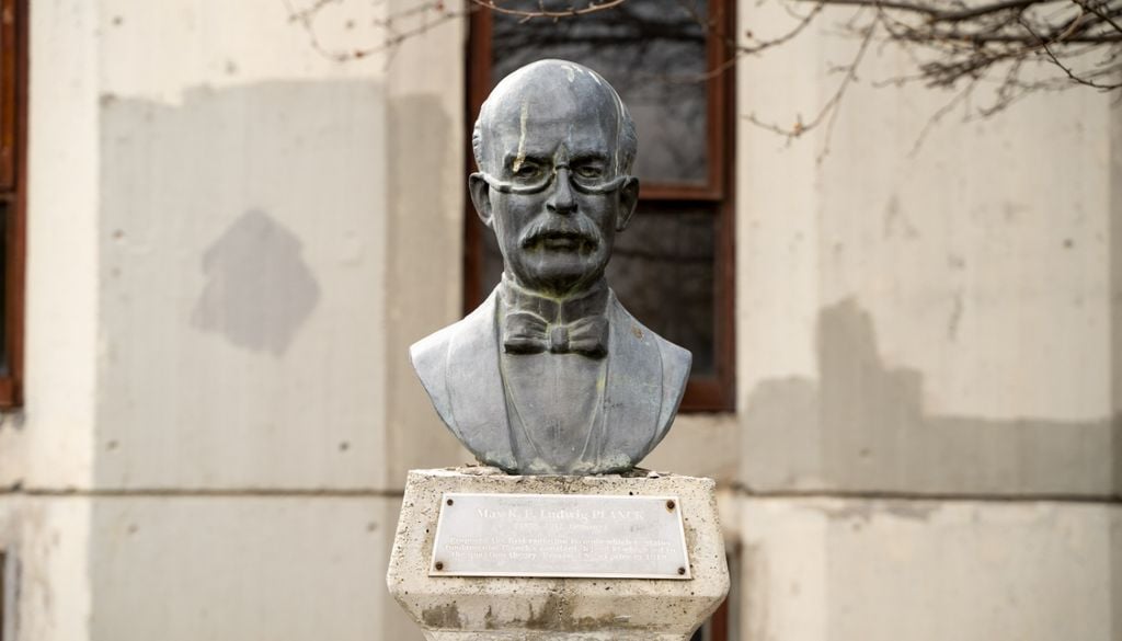 Max Planck era lo scienziato prussiano modello, caratterizzato da un approccio metodico, conservatore e profondamente devoto alla ricerca della verità assoluta che, paradossalmente, non amava i cambiamenti radicali.