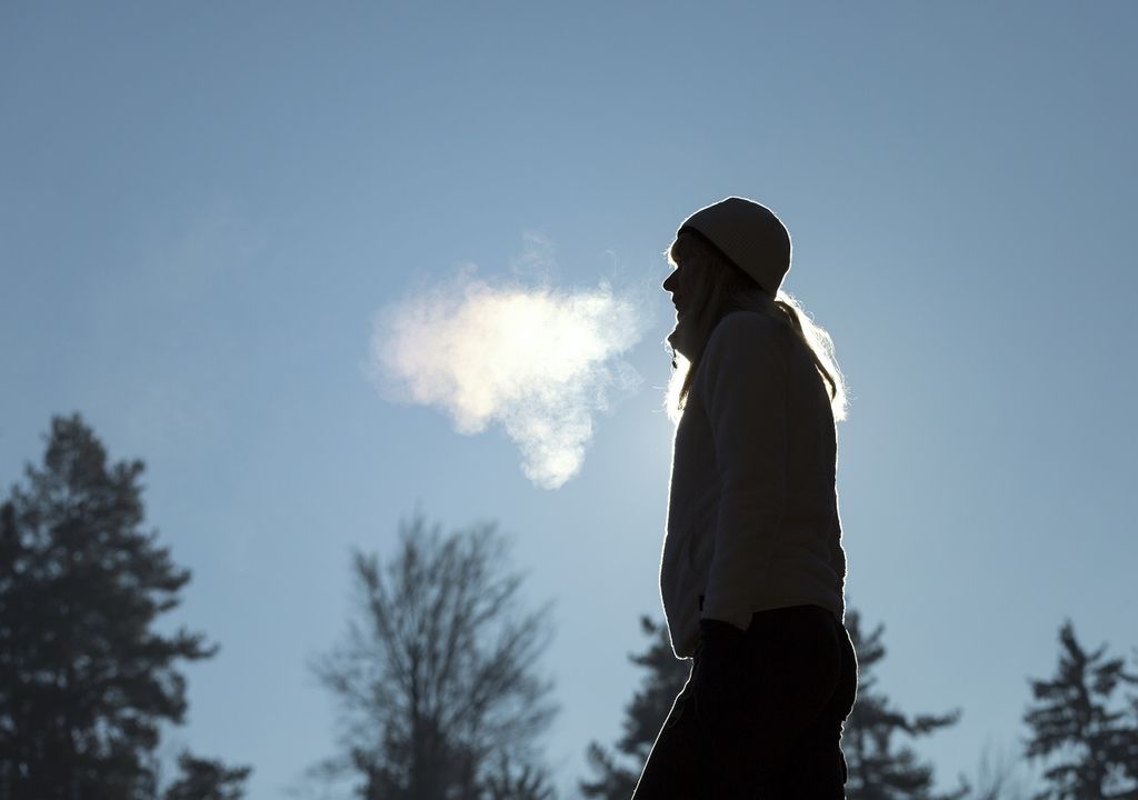 Silueta de mujer caminando en un día frío