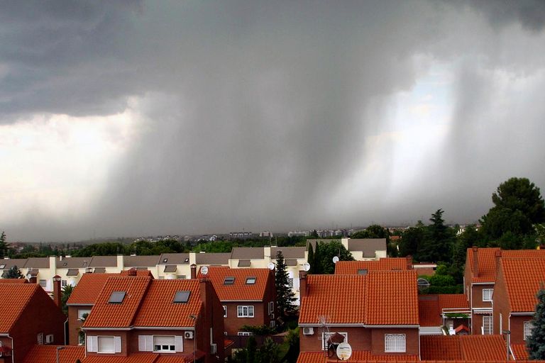 Frente de racha, reventón, con una fuerte tormenta, con granizo Frente de racha, reventón, con una fuerte tormenta, con granizo