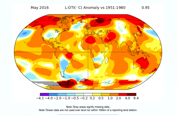 En mayo de 2016 se han vuelto a batir récords de temperatura mundial, según los datos recién publicados por la Administración Nacional de Aeronáutica y del Espacio (NASA), que también señaló que esta primavera (en el hemisferio norte) ha sido la más cálida jamás registrada.La temperatura ha sido especialmente elevada en el Ártico, lo cual ha adelantado mucho el derretimiento anual del hielo marino en el Ártico y de la cobertura de hielo en Groenlandia. La extensión del manto de nieve fue excepcionalmente reducida en el hemisferio norte.Las temperaturas sin precedentes de mayo vinieron acompañadas de otros fenómenos extremos, como las muy intensas precipitaciones registradas en algunas zonas de Europa y del sur de Estados Unidos de América y una decoloración grave y generalizada de los corales.“La situación del clima observada hasta este momento del año nos da muchos motivos de alarma,” declaró David Carlson, Director del Programa Mundial de Investigaciones Climáticas. “Estamos viendo temperaturas excepcionalmente elevadas, tasas de derretimiento de la cobertura de hielo en marzo y mayo que normalmente no se dan hasta julio, episodios de lluvias sin precedentes en esta generación. La intensidad excepcional del fenómeno El Niño es responsable solamente en parte. Lo anormal es ahora la norma.”“Especialmente inquietantes resultan los rápidos cambios observados en el Ártico, pues lo que sucede en esa zona tiene repercusiones para el resto del planeta. Lo que nos preguntamos es: ¿los cambios seguirán sucediendo a este ritmo? ¿Se acelerarán? Nos adentramos en terreno desconocido.”Los avances realizados en los ámbitos de la investigación y las observaciones nos permiten entender mejor el sistema climático. También se ha avanzado en los fundamentos científicos de la “atribución”, es decir, la labor de establecer si un determinado fenómeno meteorológico extremo está vinculada al cambio climático de origen humano o a la variabilidad natural del clima.El fenómeno El Niño, de gran fuerza pero que ya se ha disipado, contribuyó a las elevadas temperaturas registradas hasta el momento en 2016. No obstante, la causa fundamental del calentamiento global siguen siendo los gases de efecto invernadero que se vierten a la atmósfera de resultas de la actividad humana.El aumento de la concentración de dióxido de carbono (CO2) en la atmósfera a raíz de la actividad humana se ha acentuado este año a causa de El Niño, según un equipo de climatólogos dirigido por la Oficina Meteorológica de Reino Unido, en un artículo científico publicado en la revista Nature Climate Change en su número del lunes. Como resultado de ello, 2016 será el primer año en que se registren concentraciones superiores a las 400 partes por millón (ppm) a lo largo de todo el año en el icónico registro de CO2 de Mauna Loa.Richard Betts, del Centro Hadley de la Oficina Meteorológica de Reino Unido y la Universidad de Exeter, es el autor principal del artículo, y declaró: "La concentración de CO2 en la atmósfera aumenta cada año debido a las emisiones de origen humano, pero este año se ha visto impulsada además por el reciente episodio de El Niño, que ha calentado y secado los ecosistemas tropicales, reduciendo su capacidad de absorción del carbono, y agravando los incendios forestales. Dado que las emisiones de origen humano son hoy en día un 25% superiores a las registradas durante el último episodio intenso de El Niño, en 1997/1998, el resultado es un aumento récord del CO2 este año."Temperaturas:Este ha sido el mayo más caluroso del que se tiene constancia. Las temperaturas superiores a la media fueron especialmente pronunciadas en las latitudes más altas del hemisferio norte, según el Instituto Goddard de Investigaciones Espaciales de la NASA. Fue también la primavera (marzo-abril-mayo) más calurosa de la que se tienen datos. La Administración Nacional del Océano y de la Atmósfera de Estados Unidos no ha publicado aún sus cifras de temperatura de mayo.Alaska tuvo, con diferencia, su primavera más cálida de las registradas hasta ahora. Según las estadísticas del Instituto Meteorológico Finlandés, la temperatura media en mayo fue entre 3 y 5 °C más alta de lo habitual en la mayor parte de Finlandia. El máximo histórico de la temperatura media de mayo se superó en unas 20 estaciones de observación. Más recientemente, el 9 de junio, en Nuuk (Groenlandia), se registró la temperatura más alta observada nunca en un mes de junio: 24,8 °C. Australia vivió su otoño más cálido hasta la fecha, superando la media en 1,86 °C, según la Oficina de Meteorología del país. Más del 53% del país vivó temperaturas medias récord a causa de las elevadas temperaturas del agua provocadas por El Niño en el norte y noroeste de Australia.