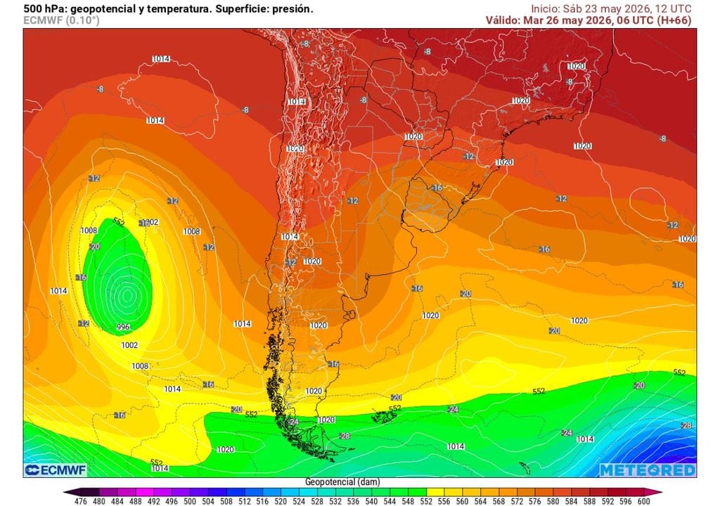 La presencia de una dorsal en altura (curvas de nivel expandidas hacia el sur) favorece el avance de masas de aire cálido, elevando las temperaturas de la zona central por sobre lo normal.