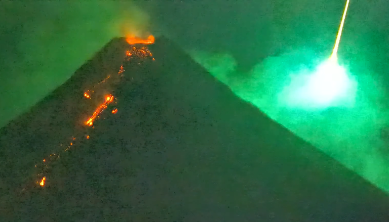 V&iacute;deo: um meteoro verde iluminou a erup&ccedil;&atilde;o do vulc&atilde;o May&oacute;n nas Filipinas