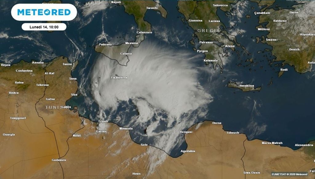 Ciclone subtropicale. Ecco il grosso MCS (mesoscale convective system) che in mattinata si è sviluppato e approfondito sul basso Mediterraneo, nel tratto di mare a sud della Sicilia.