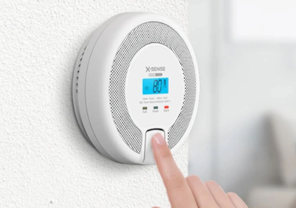 Medidas preventivas para que tu hogar sea seguro en invierno usando detectores de monóxido de carbono y gas natural