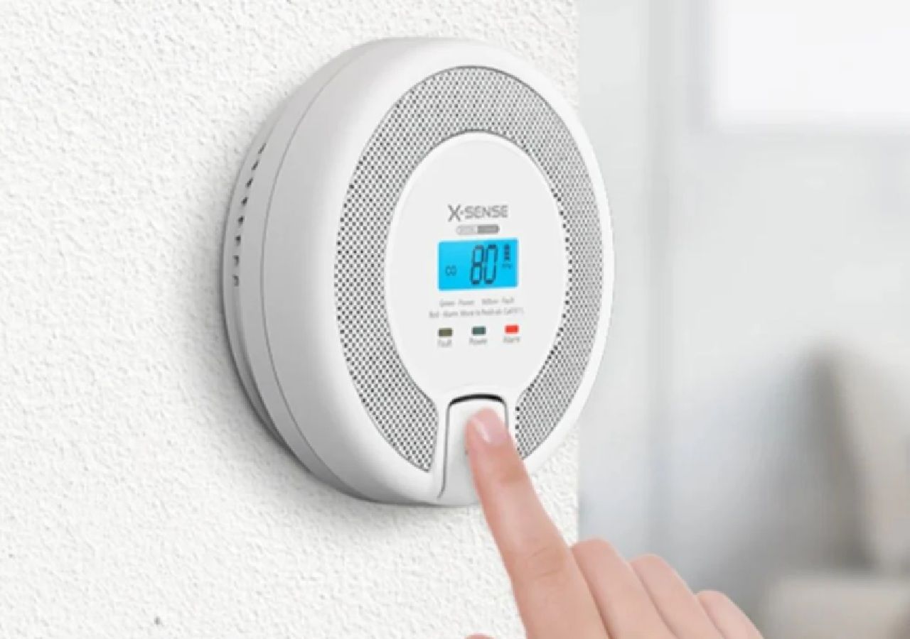 Medidas preventivas para que tu hogar sea seguro en invierno usando detectores de monóxido de carbono y gas natural