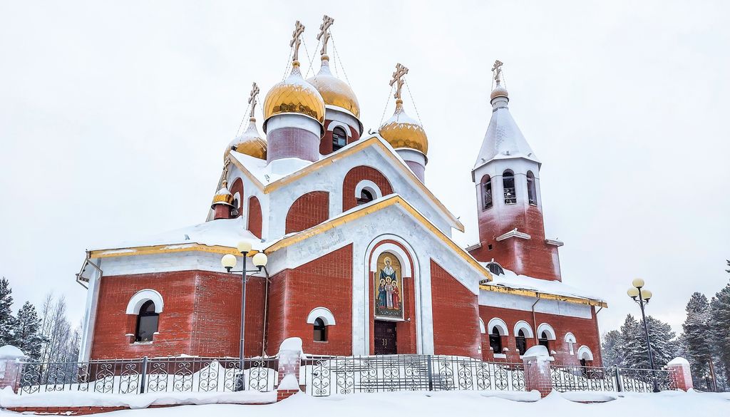 La iglesia Ortodoxa del Arcángel Miguel, en la ciudad rusa de Noyabrsk, cubierta de nieve.