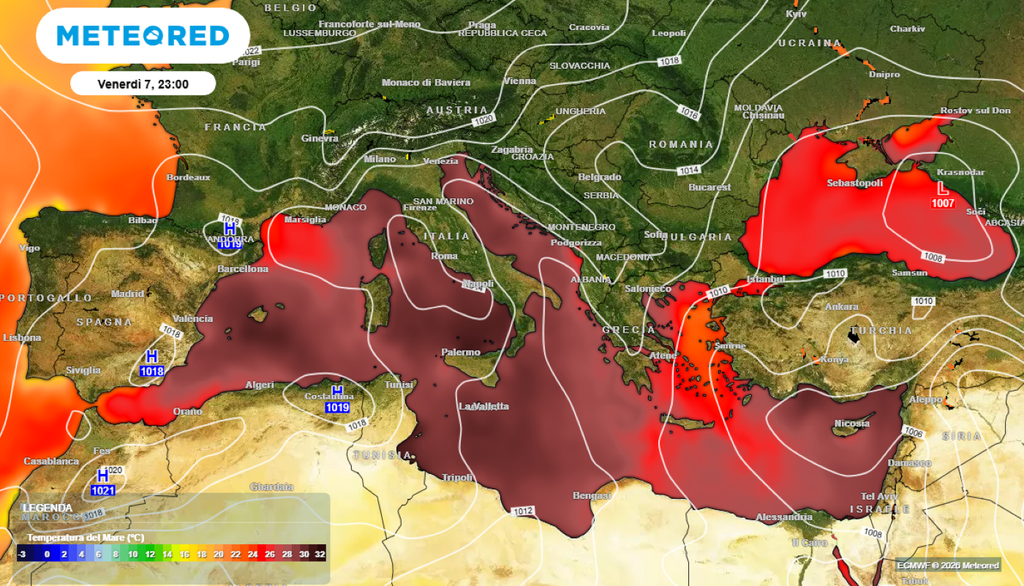 Maggiore umidità significa anche piogge più intense e persistenti (più acqua condensabile). Quindi ciò non fa che enfatizzare il rischio di eventi precipitativi estremi, al primo refolo di aria fresca e instabile, in quota.