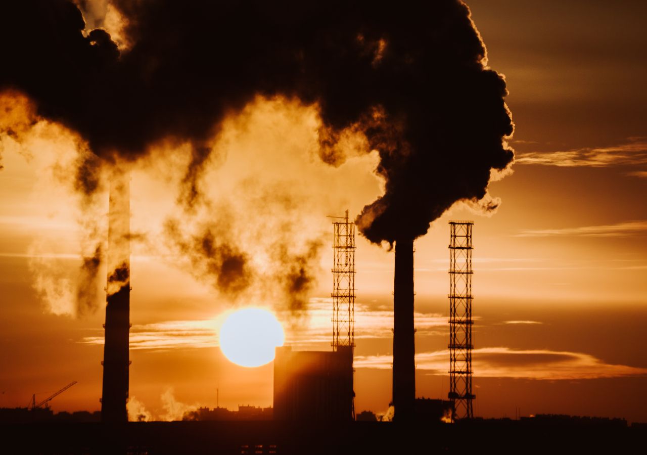 Apesar de o gás natural ser a alternativa menos poluente se comparado com o petróleo e o carvão, não deixa de ser verdade que a sua libertação na atmosfera pode ser perigosa, a vários níveis.