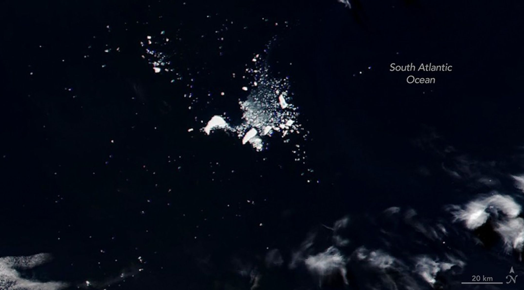 Imagen del día del 13 de abril de 2026. El viaje del iceberg antártico A-23A finaliza con su fragmentación en el océano Atlántico Sur, tras una vida útil de 40 años documentada por satélites. NASA
