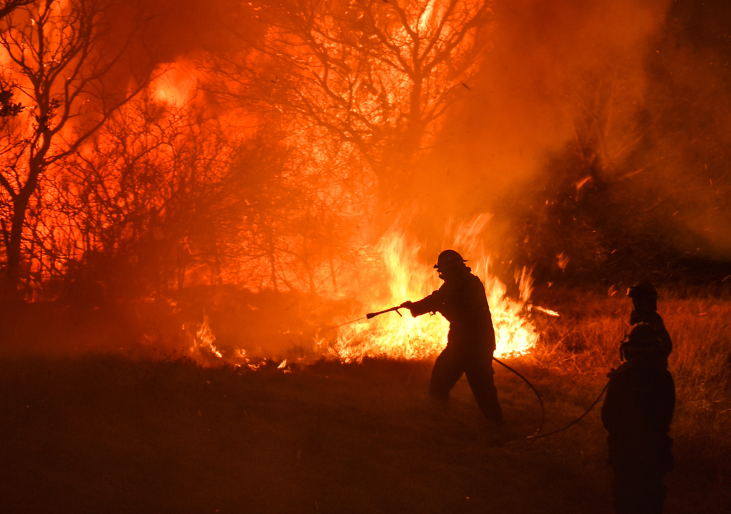 El combate ha sido incesante en los diversos focos de incendio activos.
