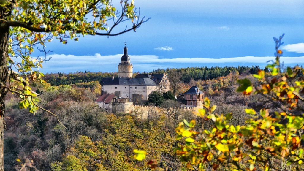 Burg Falkenstein Wie aus dem Märchenbuch: Burg Falkenstein thront auf einem bewaldeten Höhenzug. Foto: Adobe Stock
