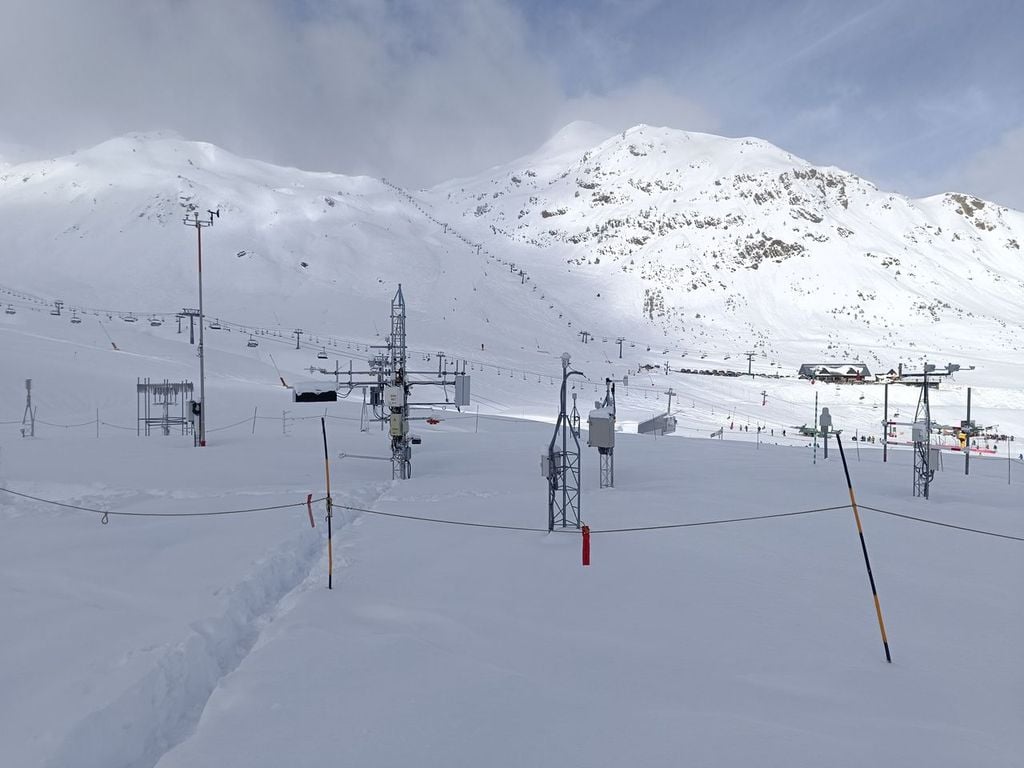 Aspecto que mostraba una parte de la zona con instrumentos de la estación criosférica de Sarrios, la mañana del 29 de enero de 2026, cubierta con un gran manto de nieve. Fotografía: José Miguel Viñas