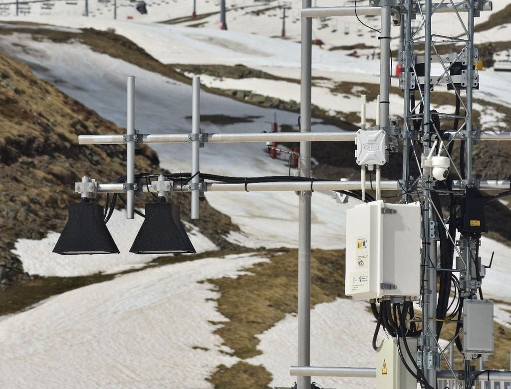 Detalle del brazo en el que está instalada la antena emisora y la receptora del radar (ambas de color negro y apuntando hacia el suelo) del radar SFCW con el que se está tomando un registro continuo de la evolución interna del manto nivoso. Cortesía de Rafael Alonso.