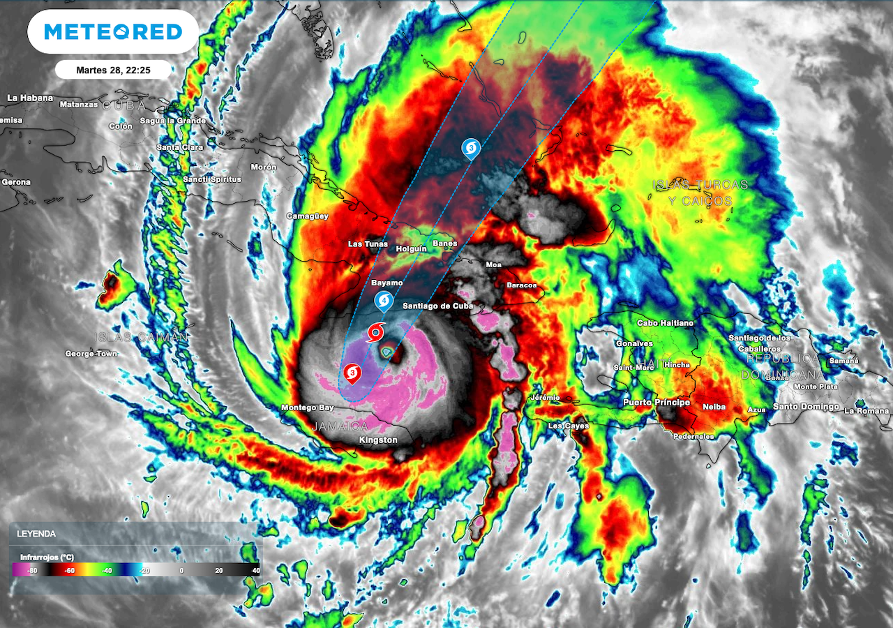 En la imagen satelital de canal infrarrojo, se aprecia la nubosidad convectiva asociada al giro de “Melissa” siendo un huracán de categoría 4, muy próxima a llegar a Cuba.
