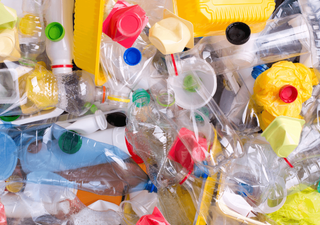 Menos del 10% de los plásticos mundiales se fabrican a partir de materiales reciclados