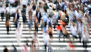 Menschen bewegen sich beim Gehen leicht nach links: Neue Studie erkl&auml;rt kollektive Muster in Menschenmengen