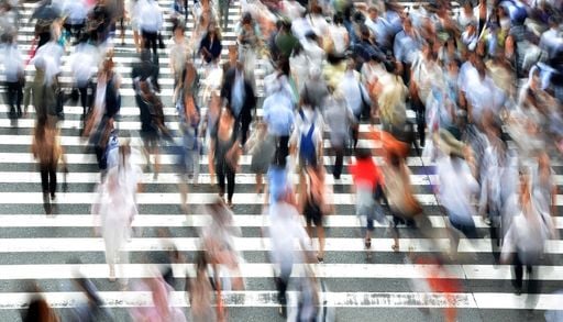 Menschen bewegen sich beim Gehen leicht nach links: Neue Studie erkl&auml;rt kollektive Muster in Menschenmengen