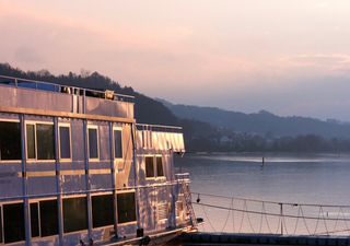 Mercado de Natal flutuante: a magia sobre as &aacute;guas do Dan&uacute;bio