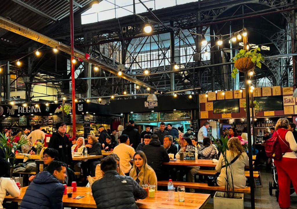 Patio de comidas en el Mercado de San Telmo