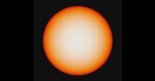 Mercurio cruza un sol tranquilo