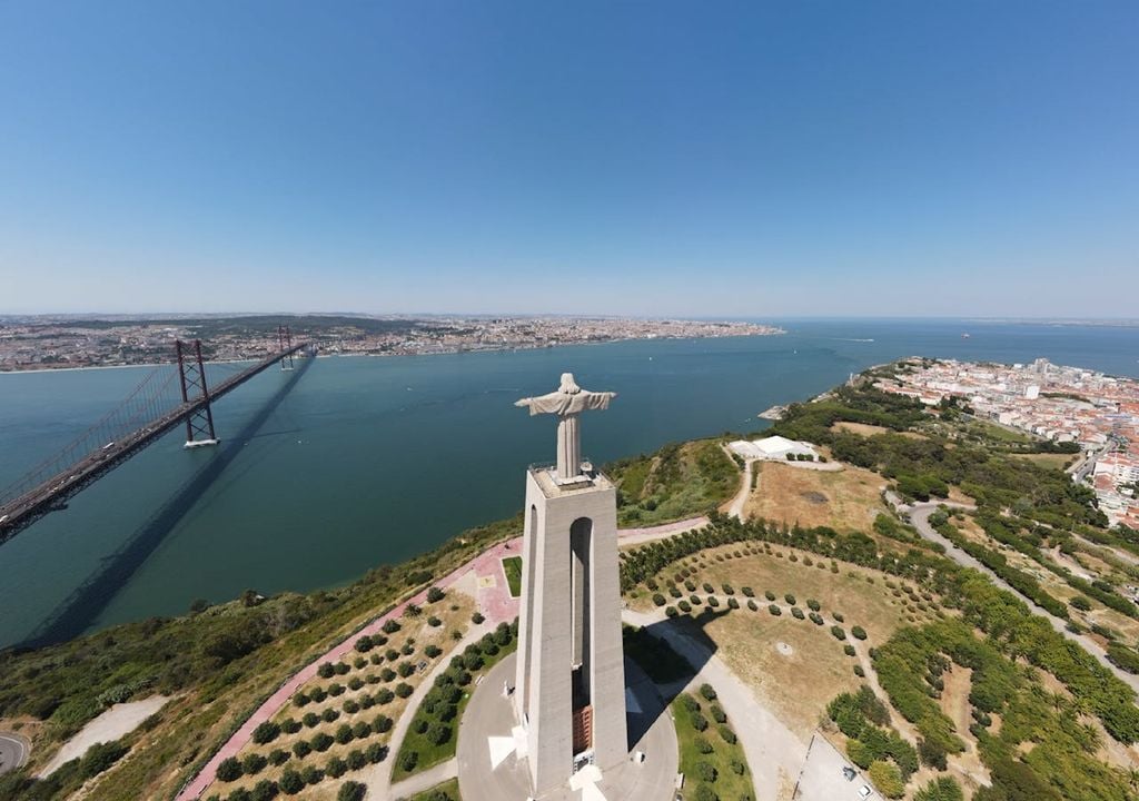 Foi próximo do pedestal do Cristo-Rei, que João Farminhão recolheu o primeiro exemplar da linaria almadensis. Foto: Cristo-Rei Foto: Mylo Keye via Pexels