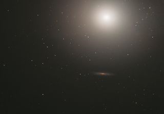 Messier 89, la bellezza ipnotica di una galassia gigante che somiglia ad una cometa