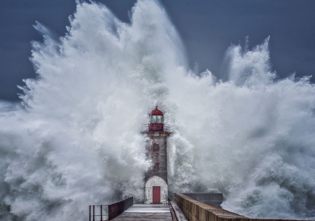 Mareggiate. Mareggiate importanti sono attese su tutto il litorale tirrenico, con onde di mare vivo alte fino a 4-5 metri, mentre in mare aperto le onde più alte potrebbero raggiungere altezze di ben 7-8 metri.