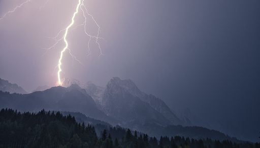 Meteo, caldo senza tregua ma dalle 14 temporali in montagna: possibile sconfinamento in pianura nel Lazio e in Calabria