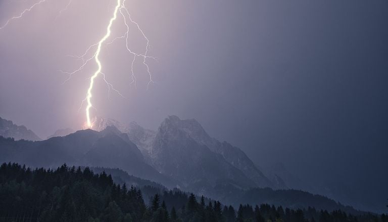 Meteo, caldo senza tregua ma dalle 14 temporali in montagna: possibile sconfinamento in pianura nel Lazio e in Calabria