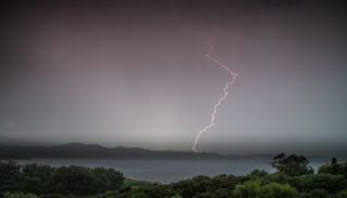 M&eacute;t&eacute;o du 13 avril en France : orages sous surveillance, 3 d&eacute;partements en vigilance jaune ce lundi. Les pr&eacute;visions