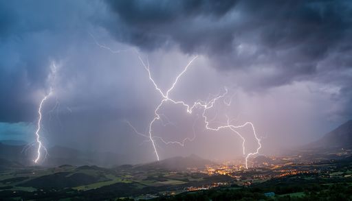 Des orages parfois forts attendus ce lundi. 36 d&eacute;partements et l'Andorre plac&eacute;s en vigilance jaune par M&eacute;t&eacute;o-France