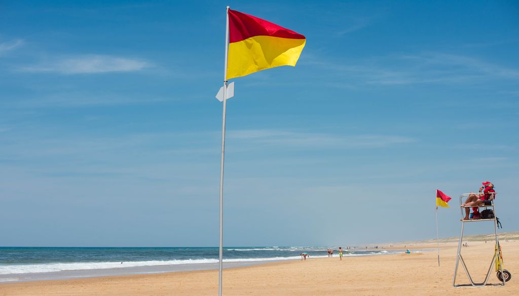 Drapeau baignade plage Connaissez-vous la signification de ce drapeau rouge et jaune, que l'on voit désormais sur les plages en France ?