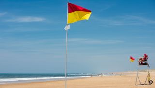 M&eacute;t&eacute;o des plages en France : voici &agrave; quoi correspondent les couleurs des drapeaux pour la baignade