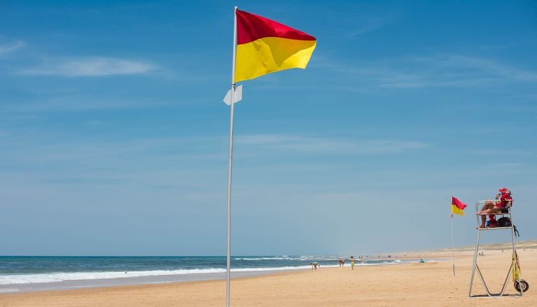 M&eacute;t&eacute;o des plages en France : voici &agrave; quoi correspondent les couleurs des drapeaux pour la baignade