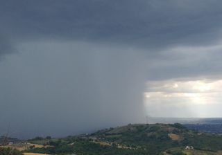 Violenti temporali, trombe d'aria e allagamenti: i video del maltempo