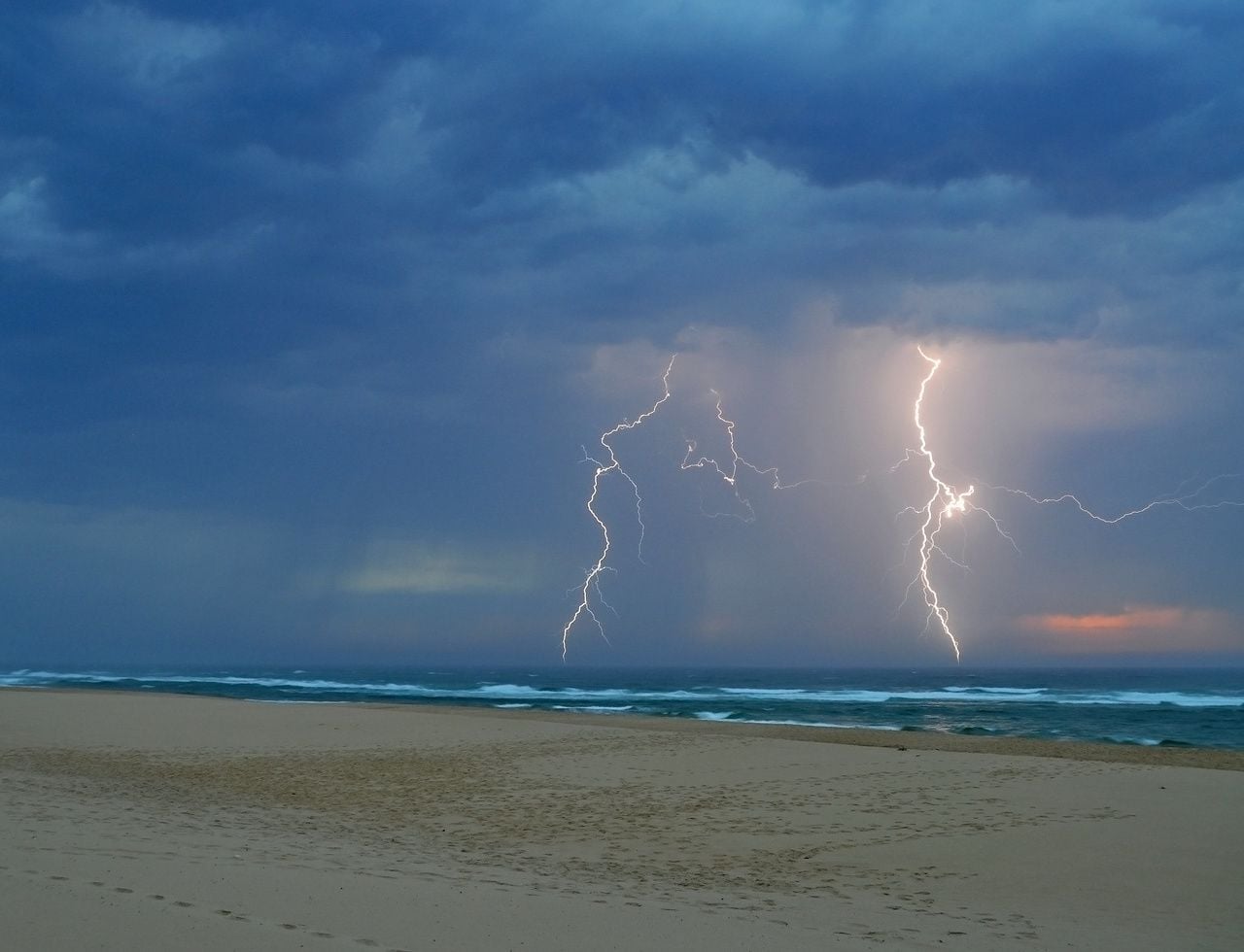 Des orages éclateront sur toute la façade atlantique dimanche matin et sur le nord-ouest dimanche après-midi